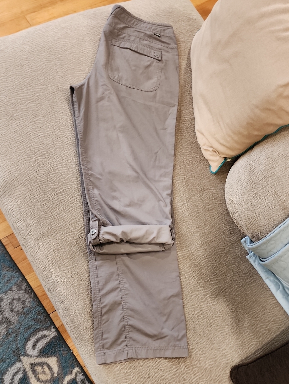 The North Face Women's Light Gray Cargo Roll-Up Pants